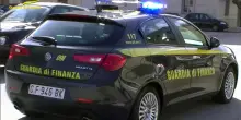 Entra col fucile nella lavanderia della ex e parte un colpo