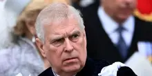 Il principe Andrea rinuncia ai titoli, travolto dagli scandali