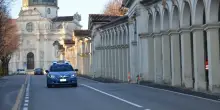 Maltratta e minaccia compagno, braccialetto elettronico a donna
