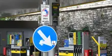 Cala il prezzo della benzina, self a 1,704 euro al litro