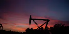 Prezzo del petrolio in calo, Wti a 63,48 dollari al barile