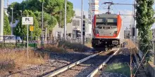 Travolta e uccisa dal treno a 14 anni, aveva le cuffie