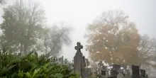 Cade in una tomba al cimitero, 63enne ferita a Piacenza