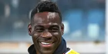 Balotelli volontario con i bambini dopo il ritiro della patente