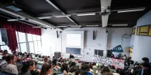 'L'ha toccata senza fare pressione', professore assolto