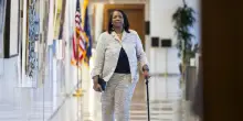 Governatrice Fed Cook presenta la causa contro Trump