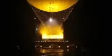 A Parigi torna a risplendere la mongolfiera olimpica