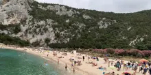 Malore in spiaggia, turista spagnolo muore a Cala Luna
