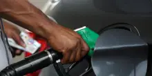 Scende il prezzo medio, benzina al self 1,738 euro al litro