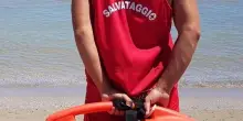 Intrappolata nella sabbia a 40 metri da riva, bagnino la salva