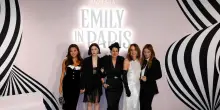 Tragedia sul set di Emily in Paris, muore assistente regia