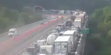 Tamponamento e incendio tra due camion in A26, traffico bloccato