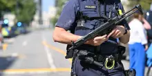 Donna accoltella passanti in Germania, uccisa dalla polizia