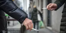 Francia, divieto di fumo in luoghi pubblici all'aperto da luglio