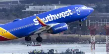 Sfiorata collisione negli Usa tra aereo linea e caccia, 2 feriti
