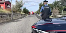 Tenta di uccidere il padre mentre dorme, ma lui riesce a fuggire