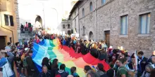 Tanta gente con colori della pace alla Marcia della pace