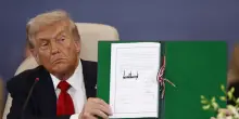 Trump firma l'accordo di pace per Gaza insieme ai leader di Egitto, Turchia e Qatar