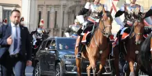 Il Papa al Quirinale, Leone attraversa Roma con 32 corazzieri a cavallo