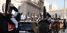 Trentadue corazzieri a cavallo, Leone attraversa Roma