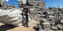 Gaza citta' fantasma, si montano le tende tra le macerie