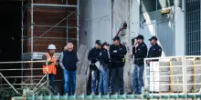 Schiacciato dalle reti metalliche, muore un operaio a Torino