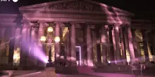 Londra, ballo di beneficenza al British Museum: le star sul pink carpet