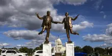 Riappare sul Mall la statua di Trump ed Epstein mano nella mano