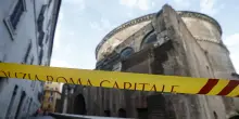 Cade dal muro del Pantheon, muore un turista giapponese a Roma