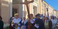 Vaticano, da Pulcinella a Colombina: tutti in maschera alla Porta Santa