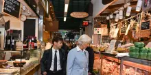 Lagarde al mercato a Firenze, tra i banchi con un occhio ai prezzi