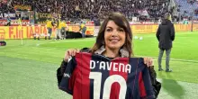 Cristina D'Avena canta in campo allo stadio Dall'Ara di Bologna
