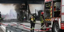 In fiamme casello sull'A21 a Brescia sud, autostrada chiusa