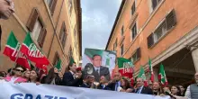 Forza Italia festeggia la riforma della giustizia in piazza, foto del Cav e bandiere