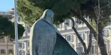 Imbrattata la statua di Wojtyla a Roma, ira di Meloni