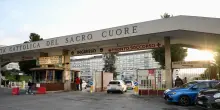 Bimbo cade dall'auto in corsa, il giallo del seggiolino