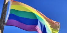 Minacce e insulti alla figlia gay: 'Il cognome non lo cambio, tenerlo sarà una vittoria'