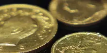 Oro in calo in avvio, spot a 3.327,84 dollari l'oncia