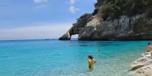 Malore mentre fa il bagno, turista muore in Ogliastra