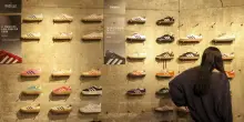 Adidas lascia il contratto collettivo. Sindacati: inaccettabile