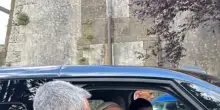 Papa Leone XIV saluta un tifoso a Genazzano: "Forza Roma"