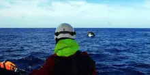 Testi 'senza acqua e cibo scafista si getta in mare', disperso