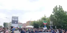 Adunata Alpini: 100mila 'penne nere' sfilano in strada a Biella