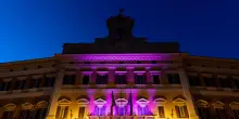 Montecitorio diventa viola nella Giornata della Fibromialgia