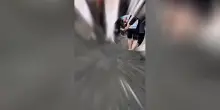 Roma, borseggiatore in azione filmato in diretta: arrestato in flagranza