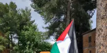 Giro: bandiera della Palestina nei pressi dell'arrivo di Matera
