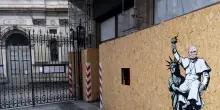 Papa Leone sorretto da Statua Libertà in murale a Milano