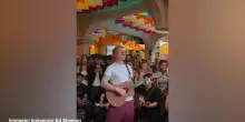 Citta' del Messico, Ed Sheeran suona e canta in un ristorante