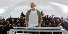 Assange a Cannes, sulla maglietta nomi dei bimbi di Gaza uccisi