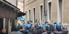 Tensioni tra manifestanti e forze ordine al festival Regioni